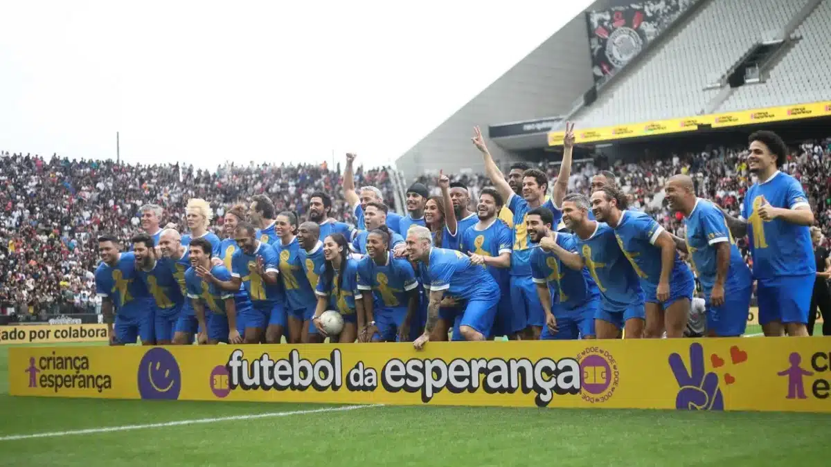 Time Criança vence Time Esperança por 5 a 1 no Futebol da Esperança, com gols de Cristiane e Diego Ribas