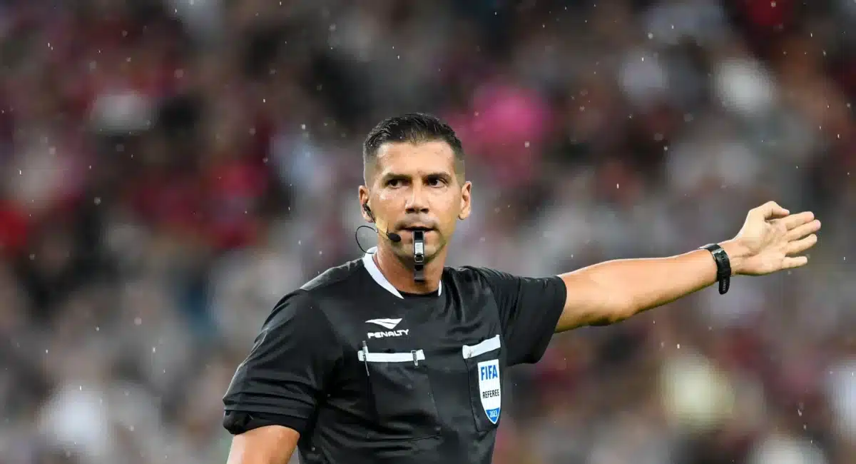 Árbitro de futebol.