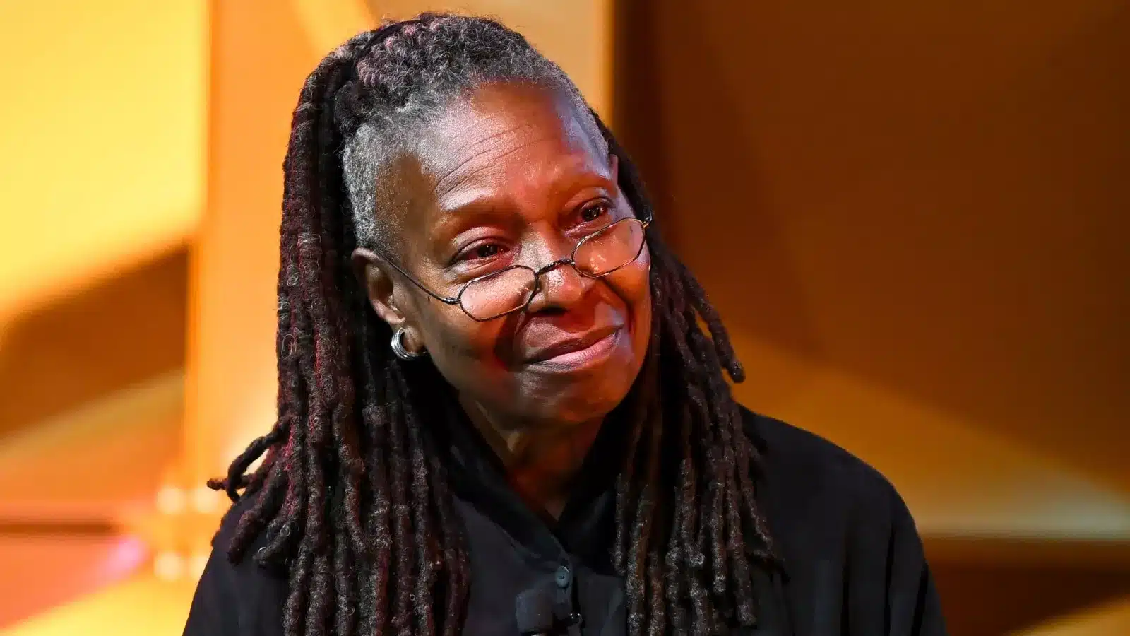 Whoopi Goldberg, estrela de "Mudança de Hábito", troca os holofotes de Hollywood pelos esportes femininos. Saiba tudo sobre sua nova fase.